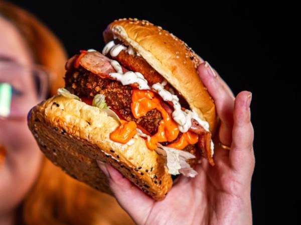 Dia Mundial do Hambúrguer: Rede Lifebox vai distribuir 800 burgers de graça no dia 28 de&nbsp;maio