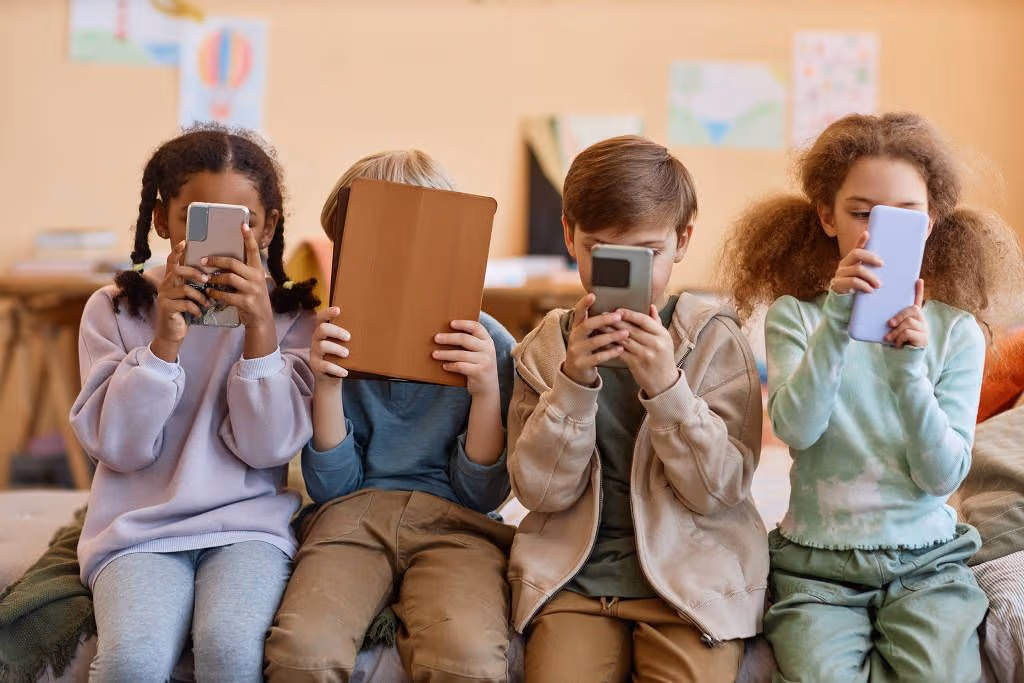 Mais do que monitorar telas, é preciso resgatar contato com os filhos