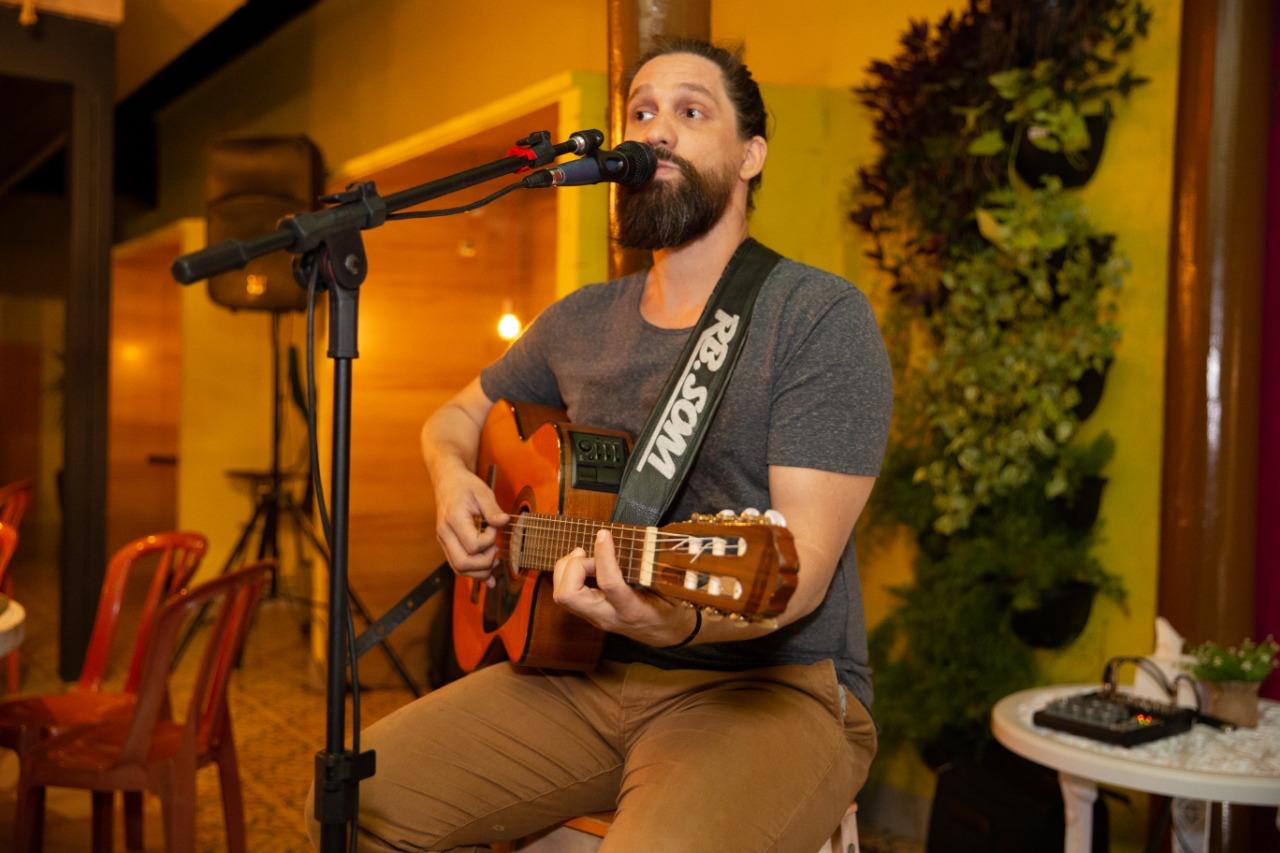 Guto Borges e Ras Romeu comandam noite de reggae e brasilidades no Lowbrow